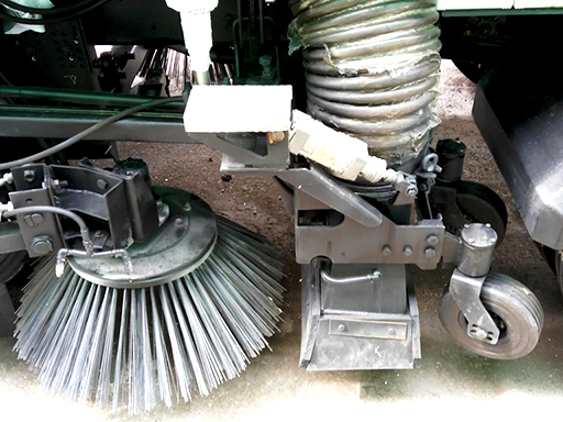 o-to-quet-duong-isuzu_8.jpg