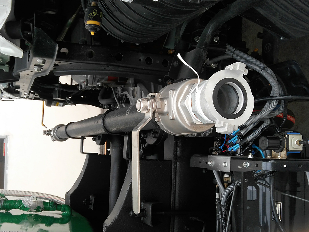 o-to-xi-tec-phun-nuoc-isuzu_04.jpg