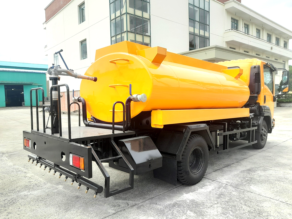 o-to-xi-tec-phun-nuoc-isuzu_05.jpg